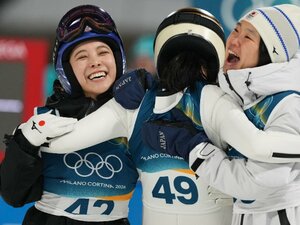 高梨沙羅「すごく幸せな気持ち」なぜ“13位でも笑顔”だったのか？ 銅メダル・丸山希と“感動のハグ”までの舞台裏…ミラノ五輪で見えた“2人の絆”