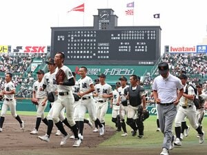 「揉め事になるのは“言い方”の問題」…今夏の甲子園“同時に2校を全国に導いた”27歳コーチが語った指導の肝は？「上からじゃなく、同じ高さで」