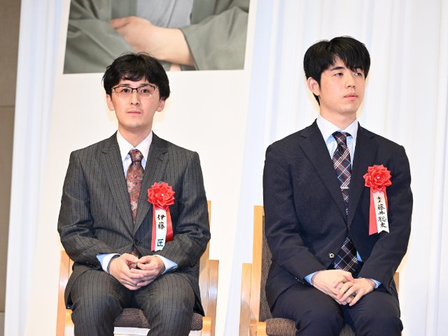 Amazon | 藤井聡太棋士 揮毫「探究」入 扇子、三寸置駒「探究