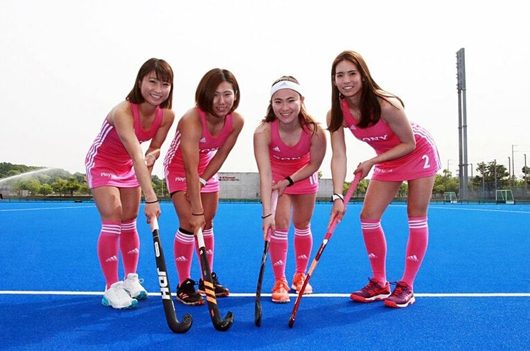 （右から）日本代表主将のDF内藤夏紀、司令塔の永井葉月、葉月の姉でソニー主将の永井友理、点取り屋でドリブラーの清水美並。 ／ photograph by Akatsuki Uchida