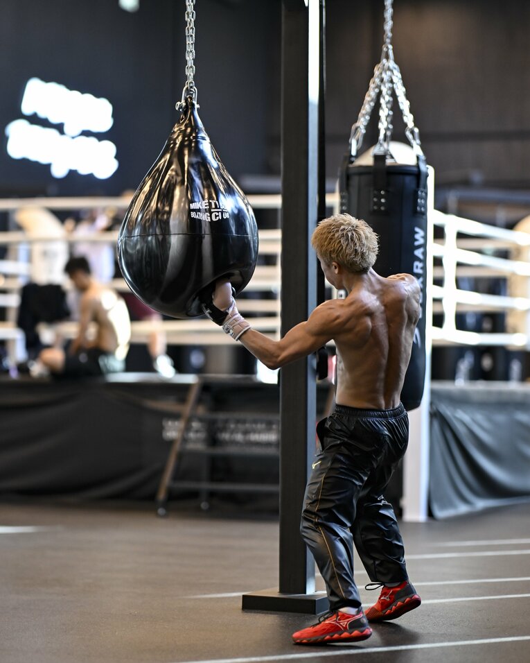 井上尚弥のサウジアラビアでのジムワーク。盛り上がった背筋が目を引く　©Hiroaki Finito Yamaguchi