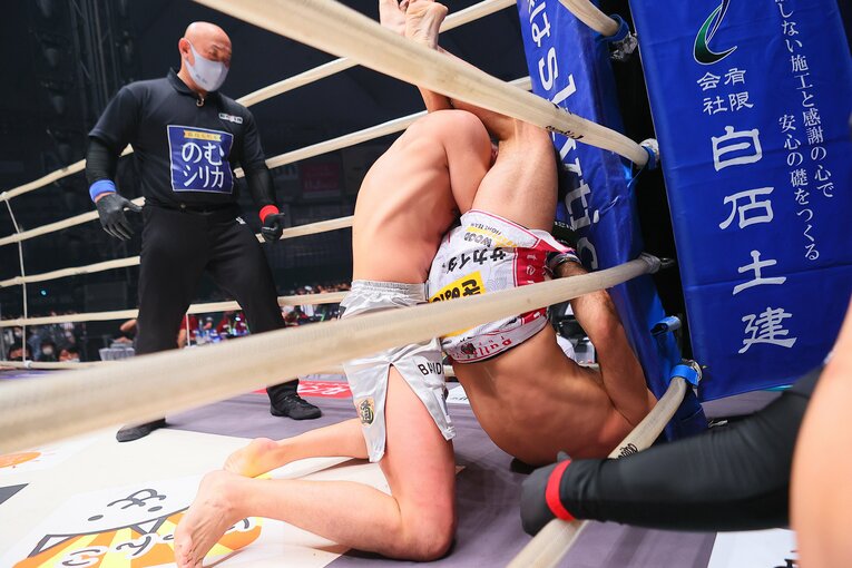 コーナーで朝倉未来に三角絞めを仕掛けるクレベル・コイケ　©RIZIN FF