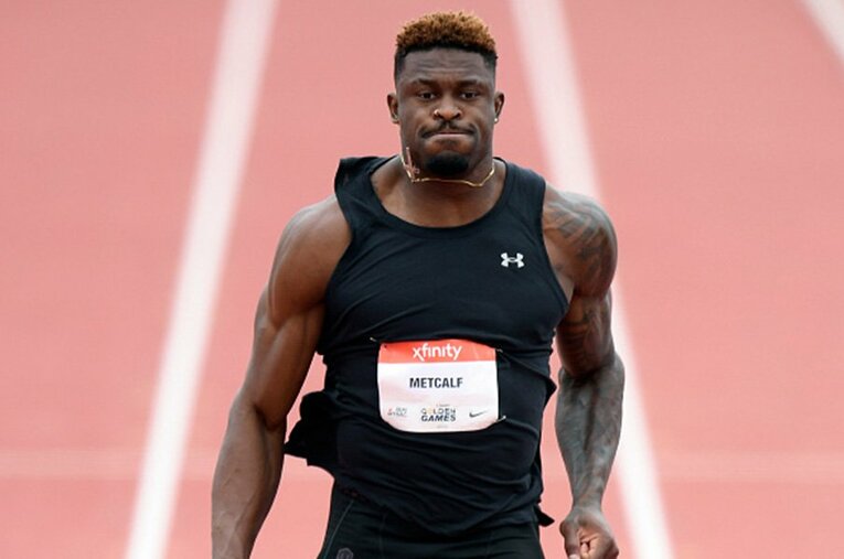 5月9日にカリフォルニアで行われた大会の陸上100mに出場したNFL選手のメトカーフ ／ photograph by Getty Images