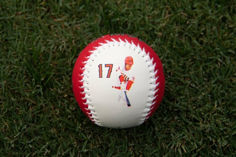 MVPボールは、投打のイラストが描かれた細かな作り　©Angels Baseball