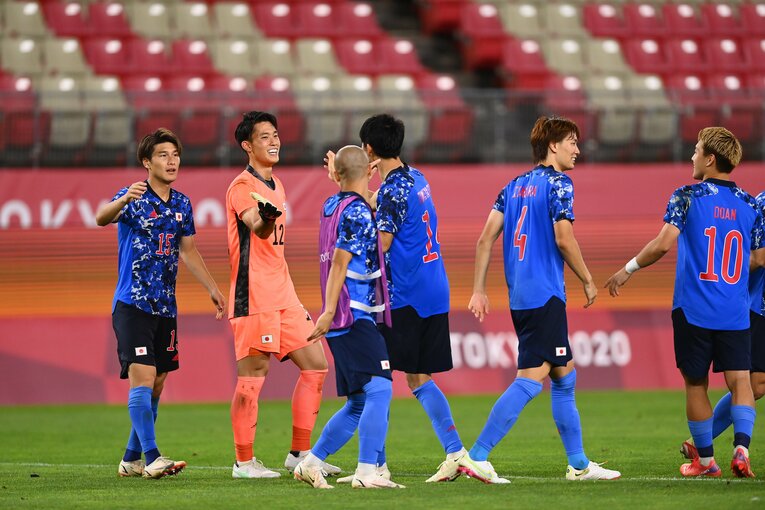 勝利を喜ぶ東京五輪代表のメンバーたち　©JMPA