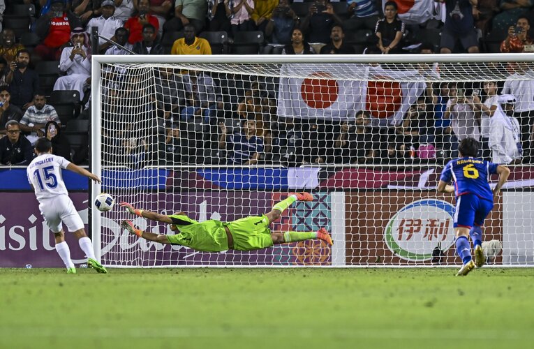 ウズベキスタン戦、小久保のPKストップ。相手キッカーの蹴ったコースは厳しかったが素晴らしい反応だった　©Getty Images