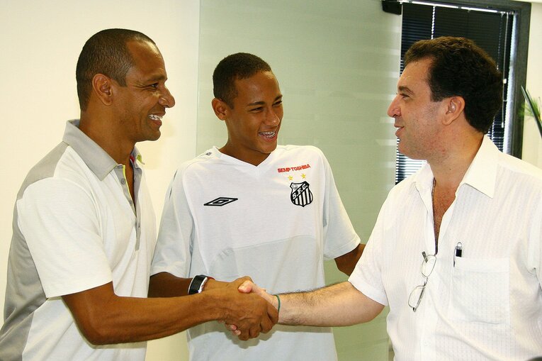 2009年、16歳にしてプロ契約を交わしたネイマール　©AFLO