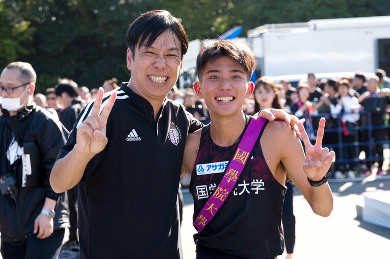二冠を達成した直後、アンカーを務めた上原琉翔（右）と喜ぶ前田康弘監督 ／ photograph by Shota Matsumoto