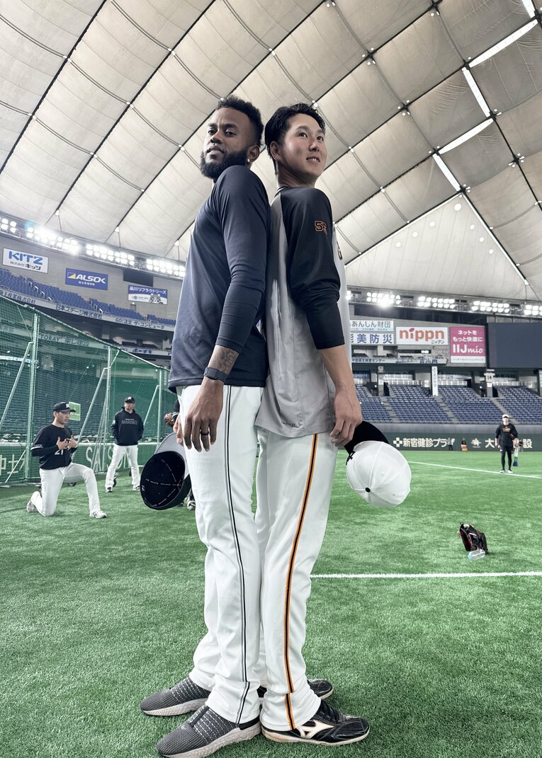 巨人・秋広と「背比べ」するゲレーロ　©︎Chiba Lotte Marines