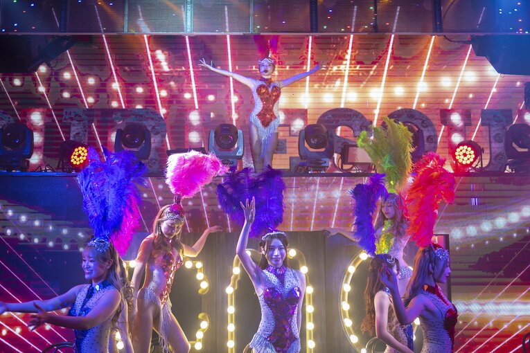 映画「バーレスク」の世界を表現した演目の「クイーン」（※センターダンサー）として登場したMii（上段）