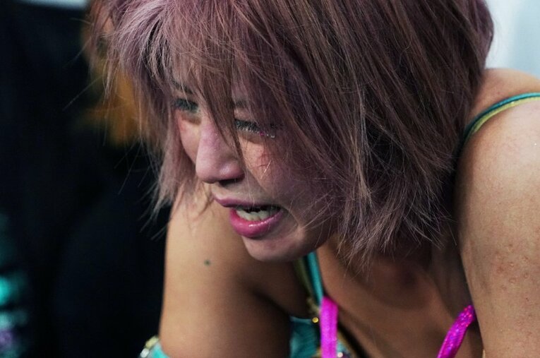 5月27日、中野たむとの“赤白2冠戦”に敗れ号泣する白川未奈 ／ photograph by Essei Hara