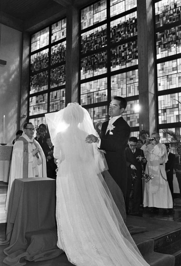 結婚式を挙げる長嶋茂雄（当時28歳）と亜希子さん（カトリック渋谷教会）　©JIJI PRESS