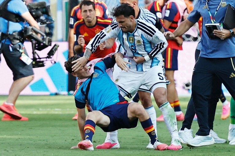 アルゼンチンvsスペインのW杯決勝後に揉めた、ガビとパレデス ／ photograph by Mutsu Kawamori
