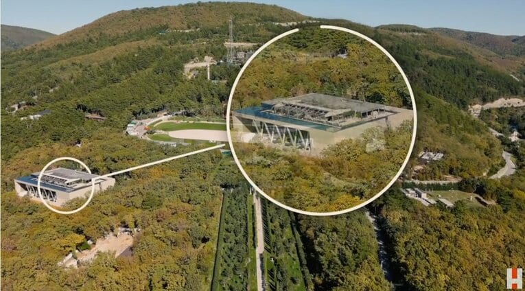 1400億円を投じ、黒海周辺にあるといわれる「プーチン宮殿」※ロシアの反体制派指導者、アレクセイ・ナワリヌイ氏のYouTubeチャンネルより