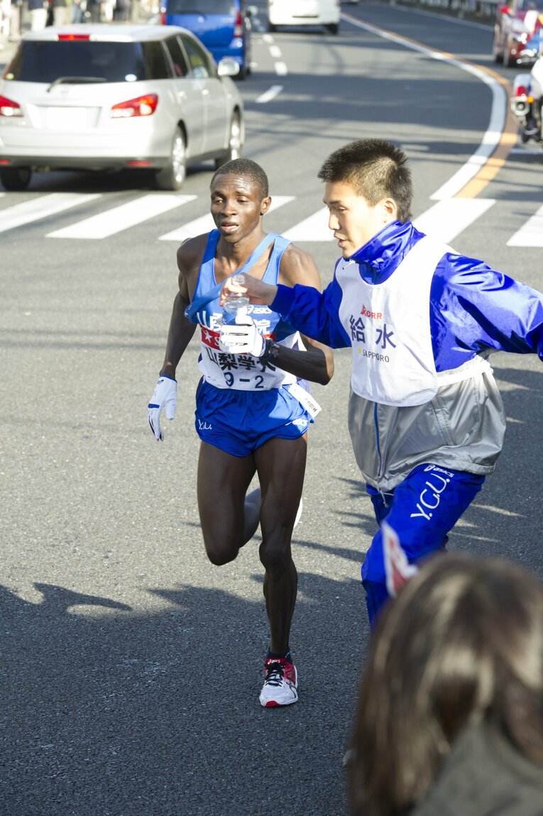 「2区で12人抜いた」第89回箱根駅伝、1年時のオムワンバ（2013年） ©Nanae Suzuki