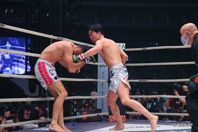 【RIZIN】朝倉海の勝因と朝倉未来の敗因は同じ？ なぜ弟は“フルスイング8連発”で勝ち、兄は三角絞めで失神したのか(15)
