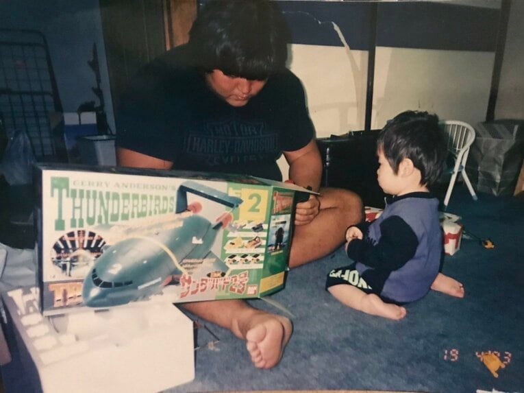 幼い頃の大地と一緒に遊ぶ橋本真也　©本人提供