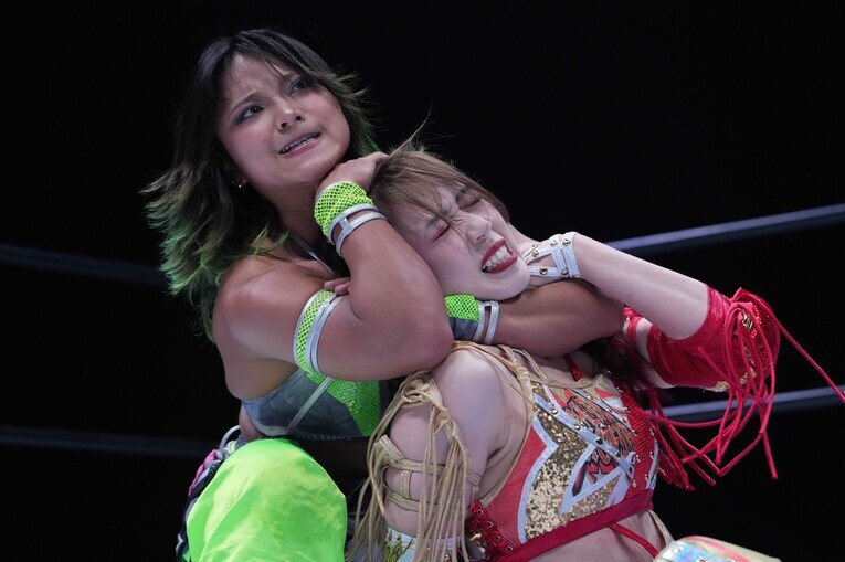 スリーパーホールドで上谷沙弥を絞める飯田沙耶　©Essei Hara