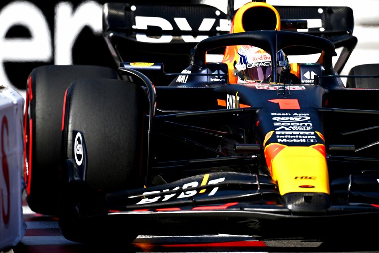 モナコの予選で文字通りウォールぎりぎりを攻めるフェルスタッペン　©Getty Images / Red Bull Content Pool