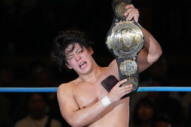 デビューからわずか1年半、史上最年少24歳10か月で三冠ヘビー級王者となった安齊勇馬。3月30日、大田区総合体育館 ／ photograph by Essei Hara