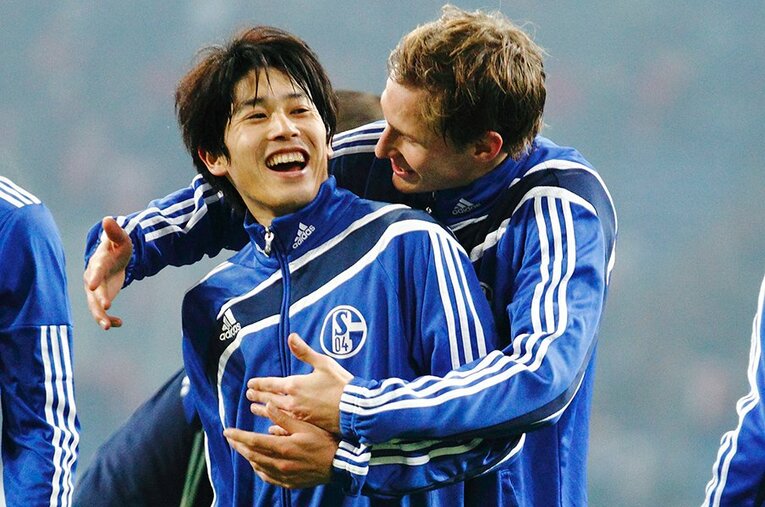 シャルケ時代、ヘヴェデスと笑い合う内田篤人 ／ photograph by Takuya Sugiyama