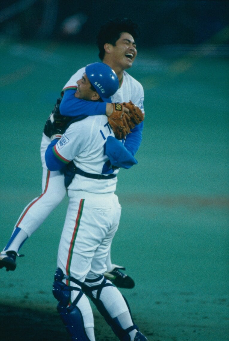 1991年、日本シリーズ優勝を決めて伊東と抱き合う工藤公康　©BUNGEISHUNJU