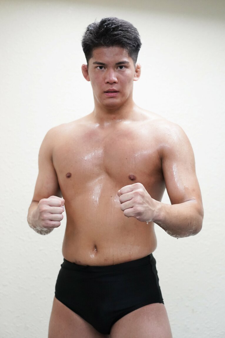 デビュー戦後、撮影に応じた安齊勇馬