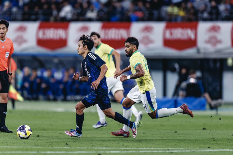 【計30枚超：“テレビに映らない”日本代表ブラジル戦歴史的初勝利】久保建英のドリブル…写真はまだまだ続きます　©Kiichi Matsumoto