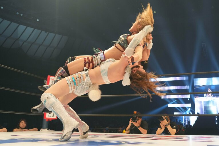 岩谷麻優の二段式ドラゴンスープレックス　©Essei Hara