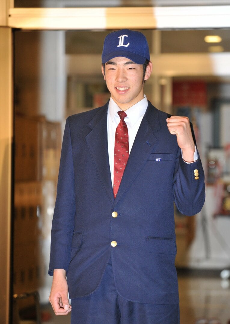 西武のキャップをかぶり撮影に応じる菊池雄星（花巻東）【スワイプすると比較写真もご覧になれます】　©BUNGEISHUNJU