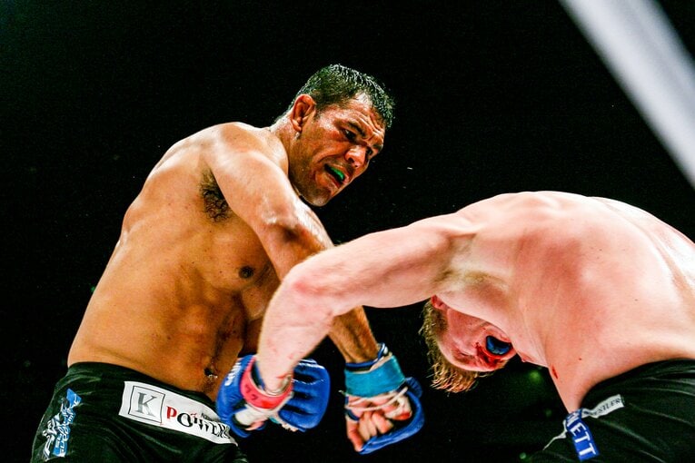 前回対戦とは異なり、スタンディングの攻防でノゲイラが優位に立つ