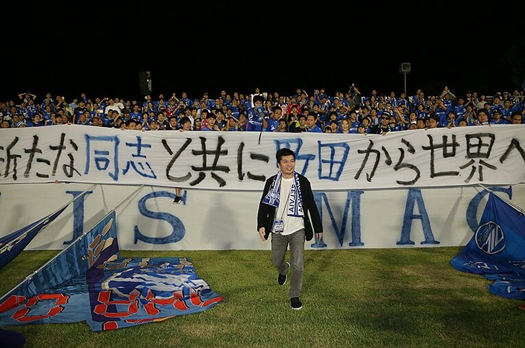 2018年10月、経営参画が決まってホームスタジアムを訪れた際の1枚。藤田オーナーとゼルビアは、どのような道を歩むのか。 ／ photograph by J.LEAGUE