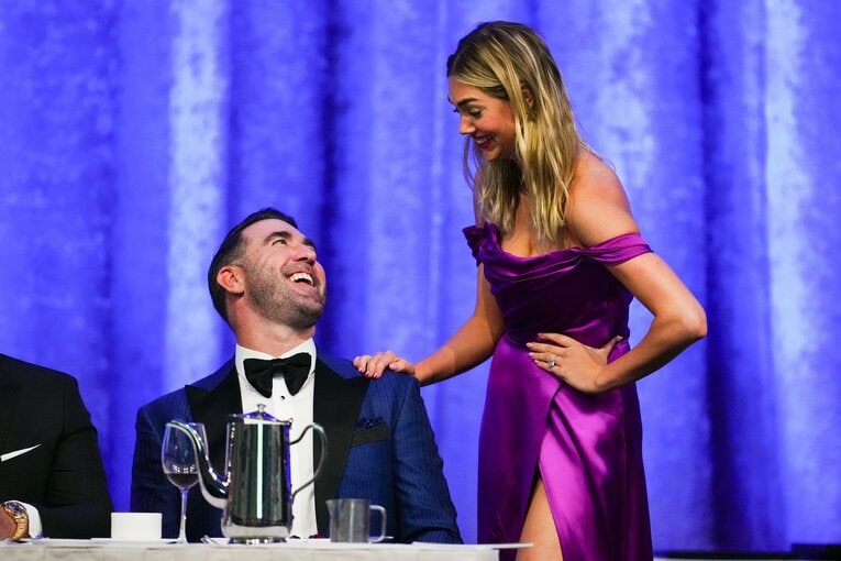 サイ・ヤング賞授賞式に夫婦で出席したバーランダーと妻のアプトンさん（2023年撮影） ©Getty Images