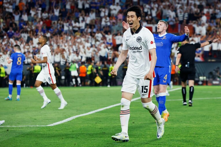 鎌田大地の号泣と“日の丸スパイク”に思い出す4年前の「カタールW杯には絶対出たいですよ」 長谷部誠とのEL優勝写真に“秘められた熱量”とは(43)