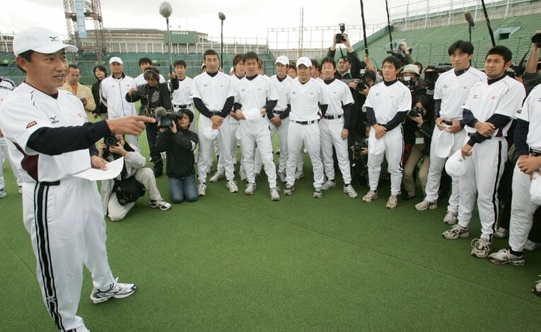 2004年11月、楽天の初練習。当時まだユニフォームのデザインが未完成のため、真っ白のジャージで指示を出す田尾監督　©JIJI PRESS