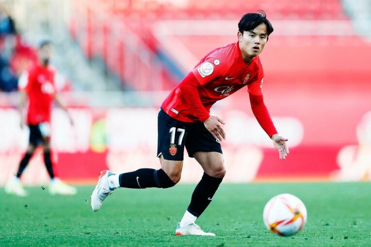 久保建英“オレが蹴る”FK弾→手荒い祝福に「い、痛いんですけど」 カメラマンが至近距離でとらえた一撃と、ファンから“感謝の大拍手”(37)