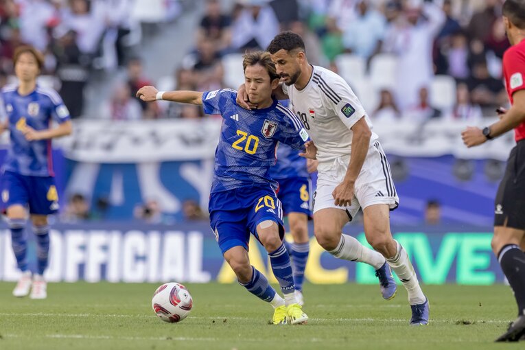 イラク選手の厳しいマークにあう久保建英　©Getty Images
