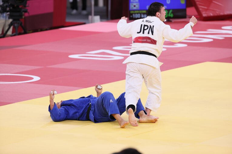 東京五輪・柔道男子100kg級決勝で韓国のチョ・グハムを下しガッツポーズを繰り出すウルフアロン　©︎JMPA 