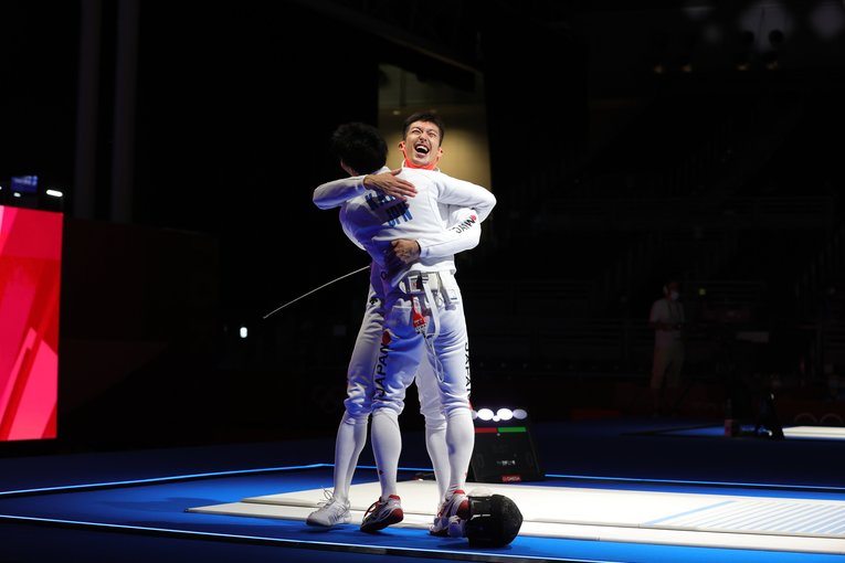 大活躍した加納を抱きしめる見延　©︎Takuya Matsunaga/JMPA