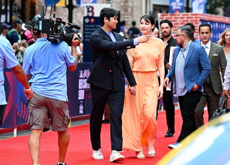 【“テレビに映らない”翔平＆真美子さんの球宴レッドカーペット／全8枚】真美子夫人を颯爽とエスコート…写真はまだまだ続きます　©Getty Images