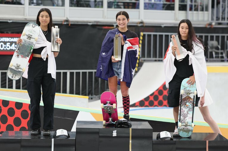 五輪予選シリーズ（上海）表彰台。左から開、オーストラリアのアリサ・トゥルー、四十住さくら　©Getty Images