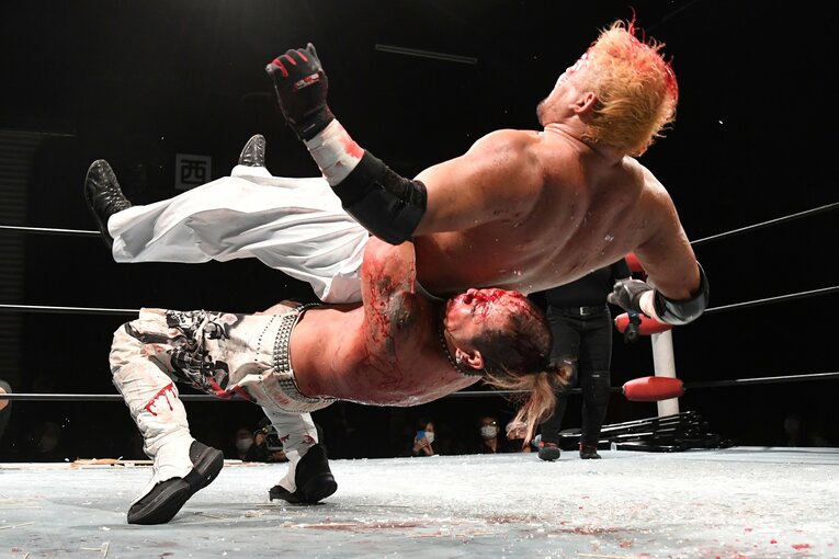 ガラスが散乱するリングへでジャーマンスープレックス