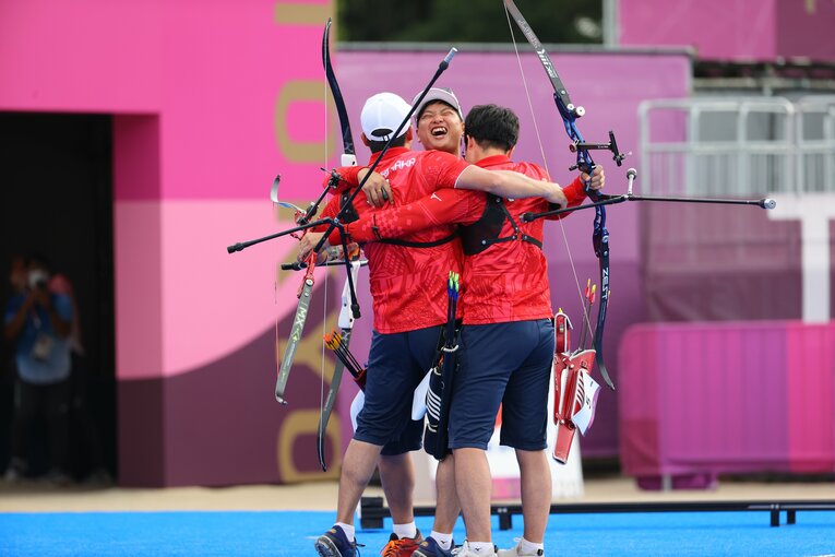 決めればメダル、外せば4位… リオでは“出場権もなかった”アーチェリー男子団体が「最後の1射」を放つまで(13)