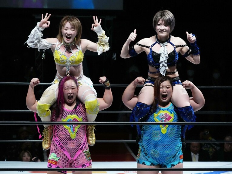 チーム200キロとの最後の対戦を終えてポーズを取るなつぽいと安納サオリ。12月18日、新木場1stRING　©Essei Hara