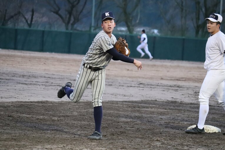 一塁手のレギュラーの座を掴んだ岡村颯樹　©Yu Takagi