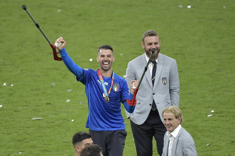 ベルギー戦で負傷離脱したスピナッツォーラも優勝の瞬間をチームメイトとともに迎えた©Getty Images