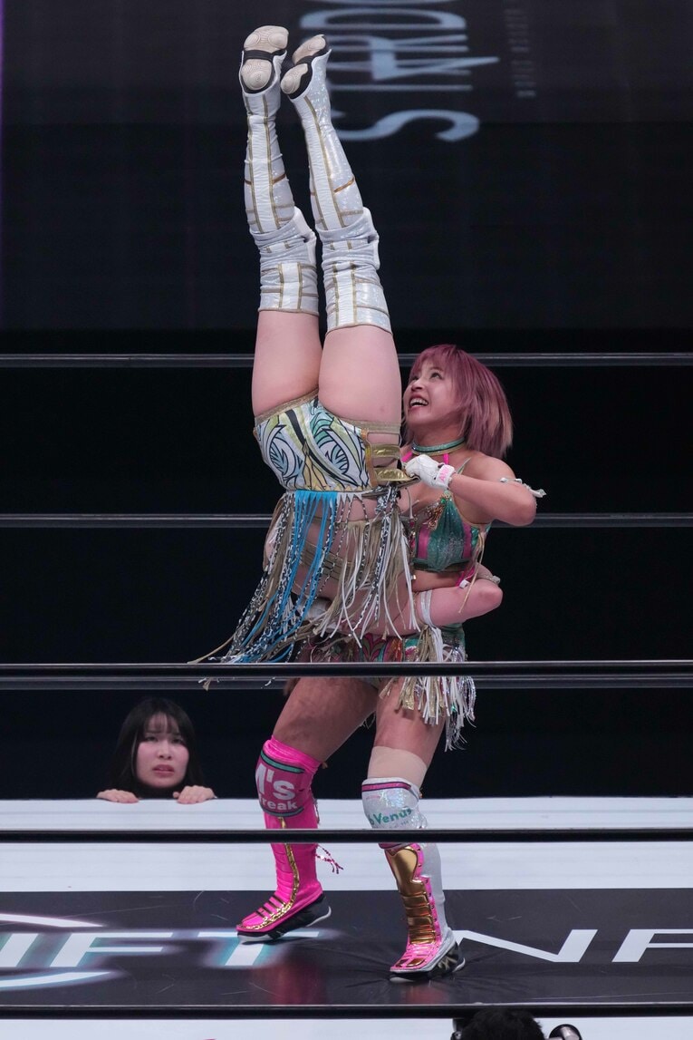 真っ逆さまに上谷沙弥を担ぎ上げる白川未奈