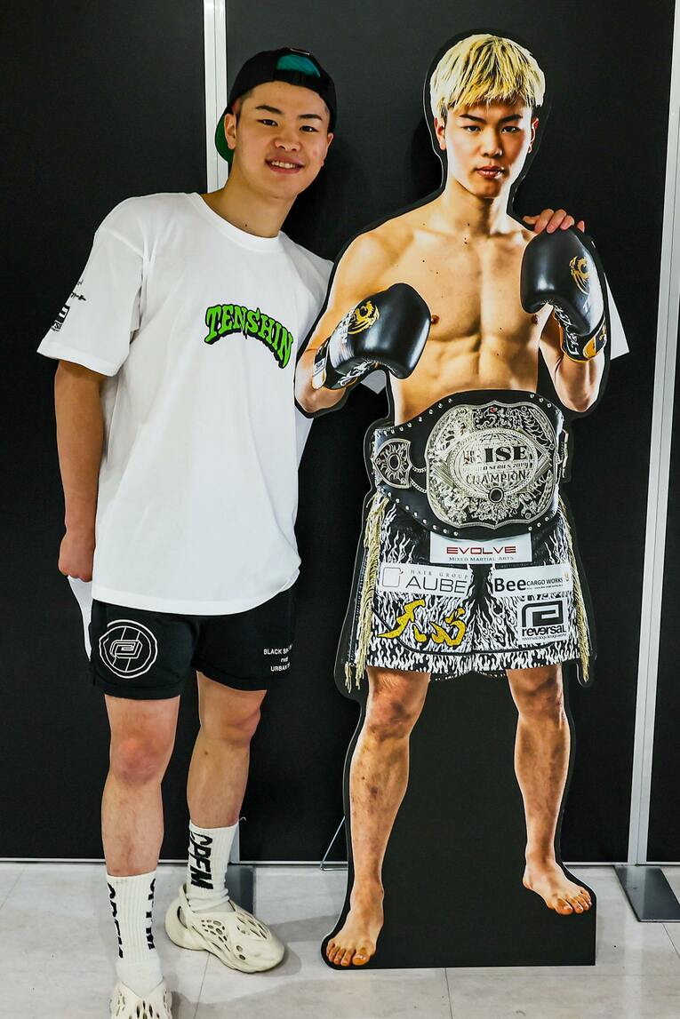 等身大パネルと那須川天心の「2ショット」　©Susumu Nagao