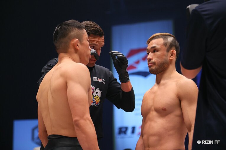 中堅戦。扇久保博正vs.堀口恭司　©RIZIN FF