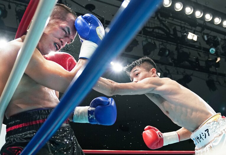 独特の角度で放たれる中谷潤人の左ストレート　©Naoki Fukuda